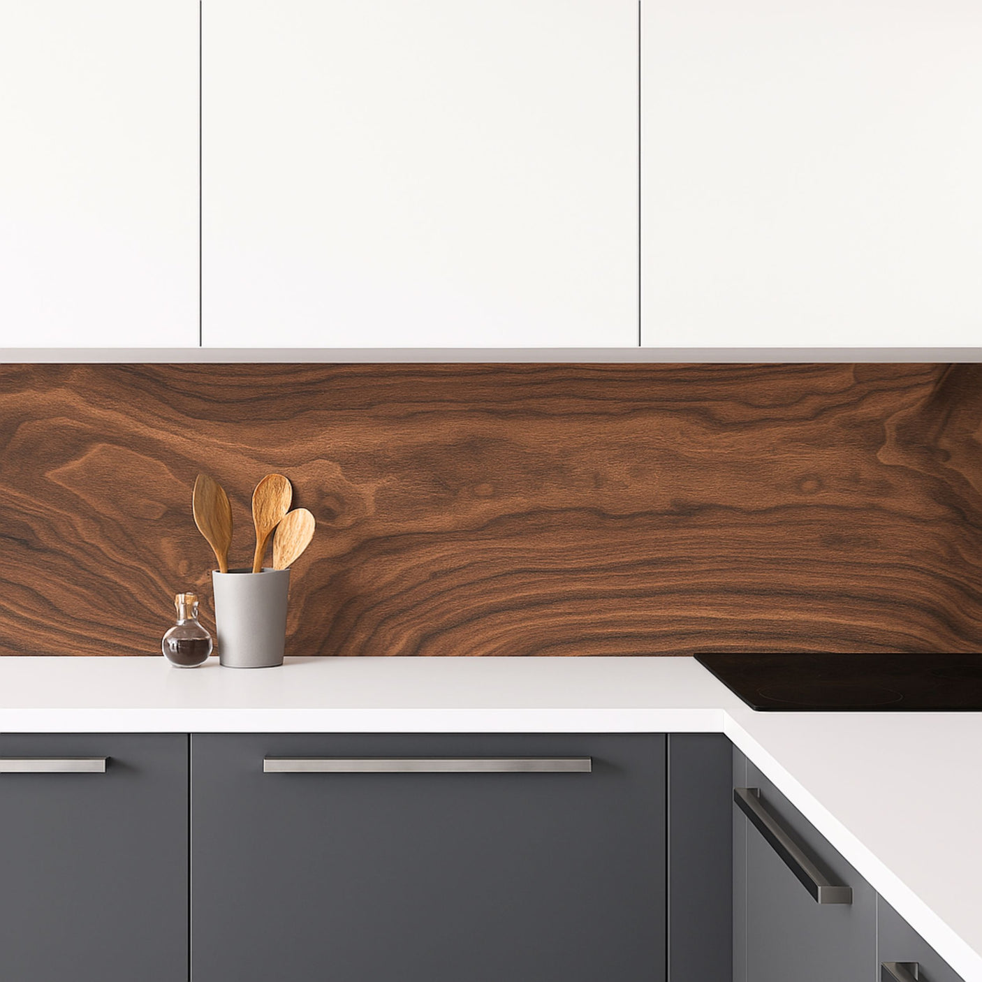 Kjøkken med Rustic Walnut selvklebende backsplash – gir en varm, eksklusiv trelook og enkel oppgradering uten verktøy eller håndverker