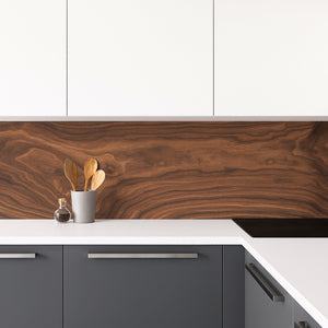 Kjøkken med Rustic Walnut selvklebende backsplash – gir en varm, eksklusiv trelook og enkel oppgradering uten verktøy eller håndverker