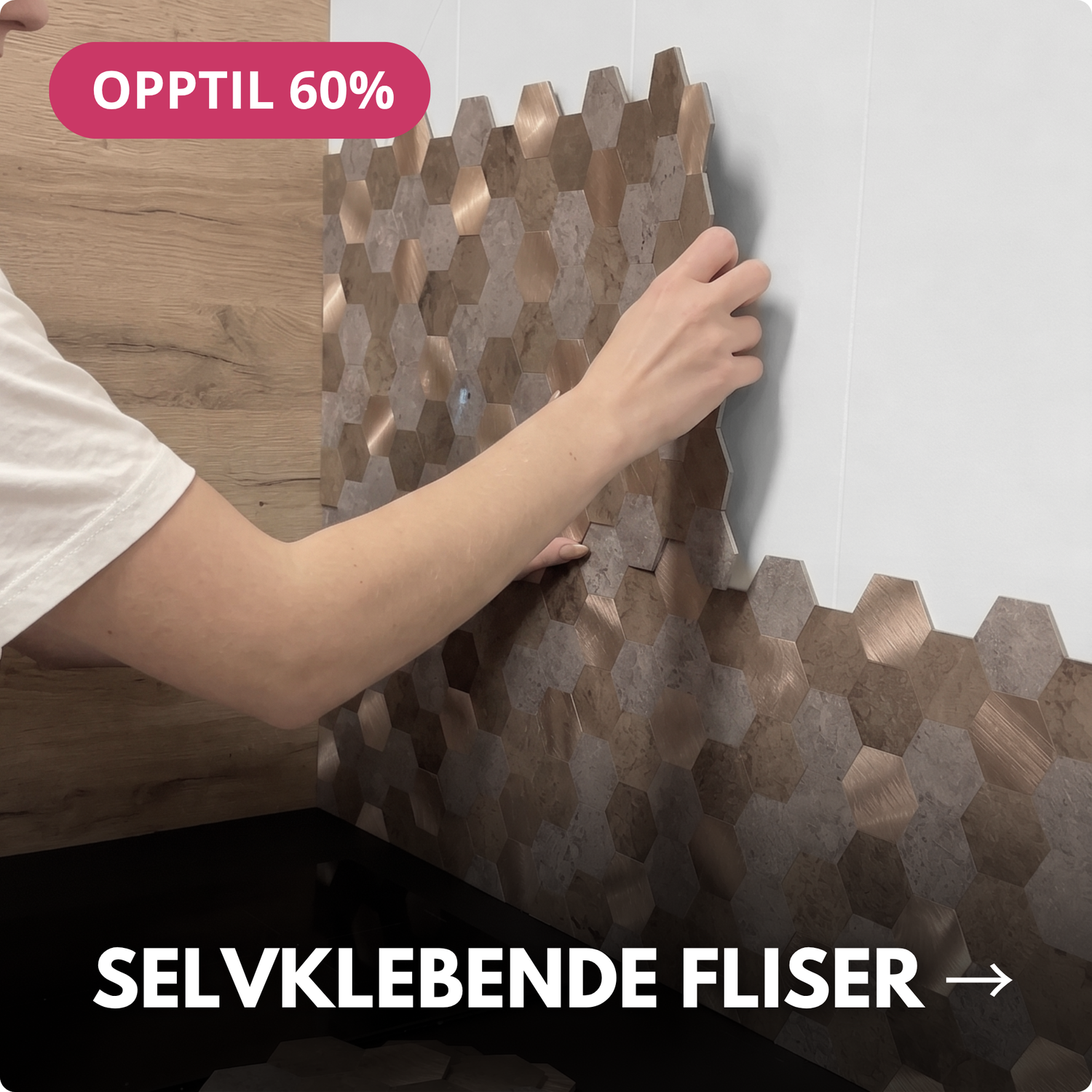 Man monterar självklibberande sexhöriga fliser på en köksvägg för en enkel uppgradering av inredningen