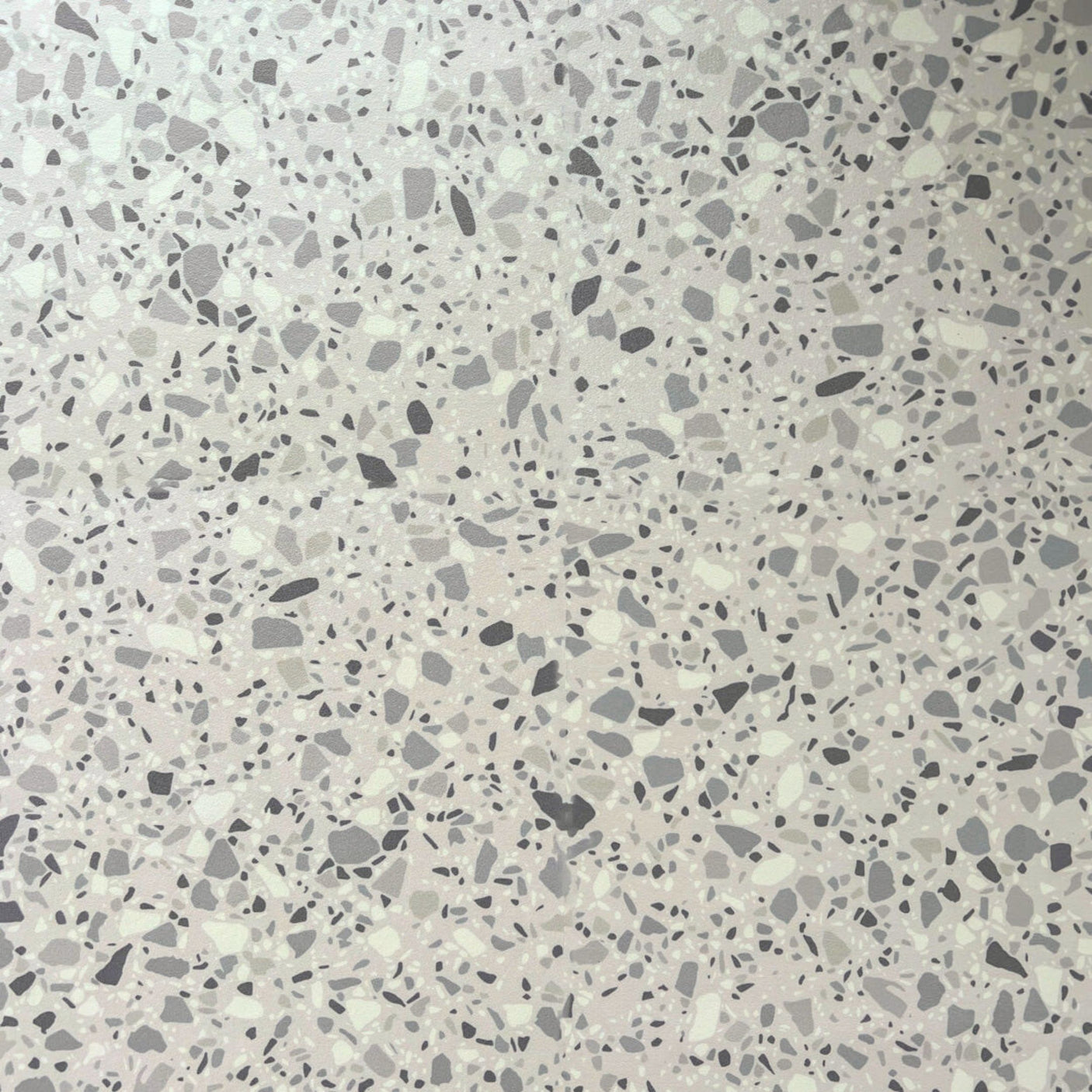 London terrazzo selvklebende fliser imiterer Terrazzo i lyse og beige farger. Denne passer derfor godt inn i nordiske hjem med lyse og kalde toner. 