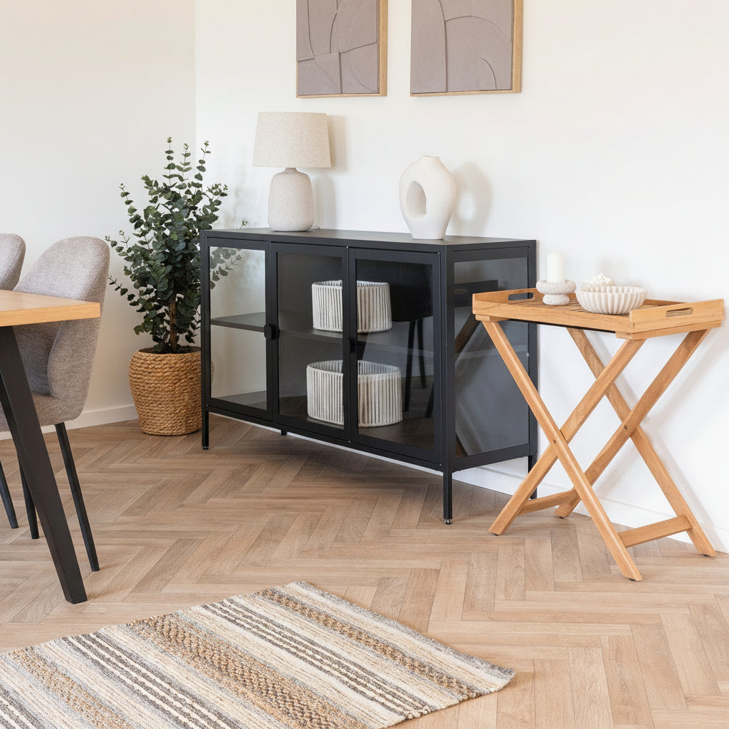 House Nordic Brisbane – sort skjenk med glassdører til stuen