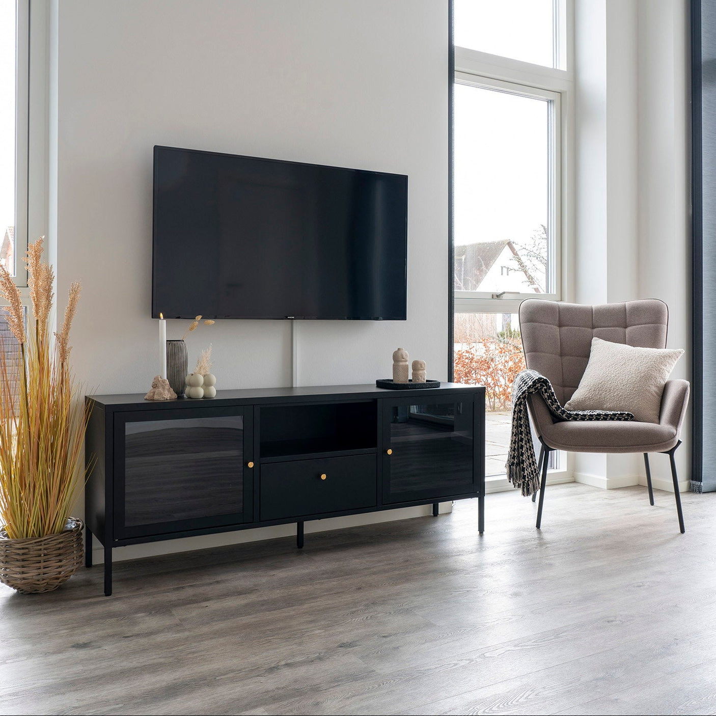 Dalby mediebenk i sort stål – 60 cm høy med skuff