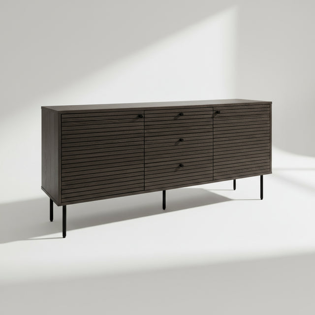 Kyoto sidebord i røkt eikefiner med svarte metallben – skråperspektiv