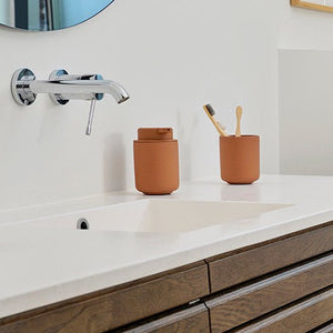 Matt terracotta såpedispenser fra Ume serien på vask
