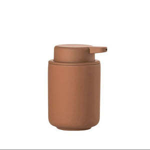 Ume såpedispenser i terracotta på moderne baderom