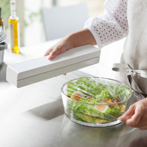 Kjøkkenbilde med magnetisk folieholder i hvit plast brukt til plastfolie.