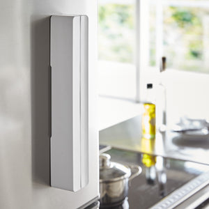 Magnetisk folieholder festet på metalloverflate ved vask.