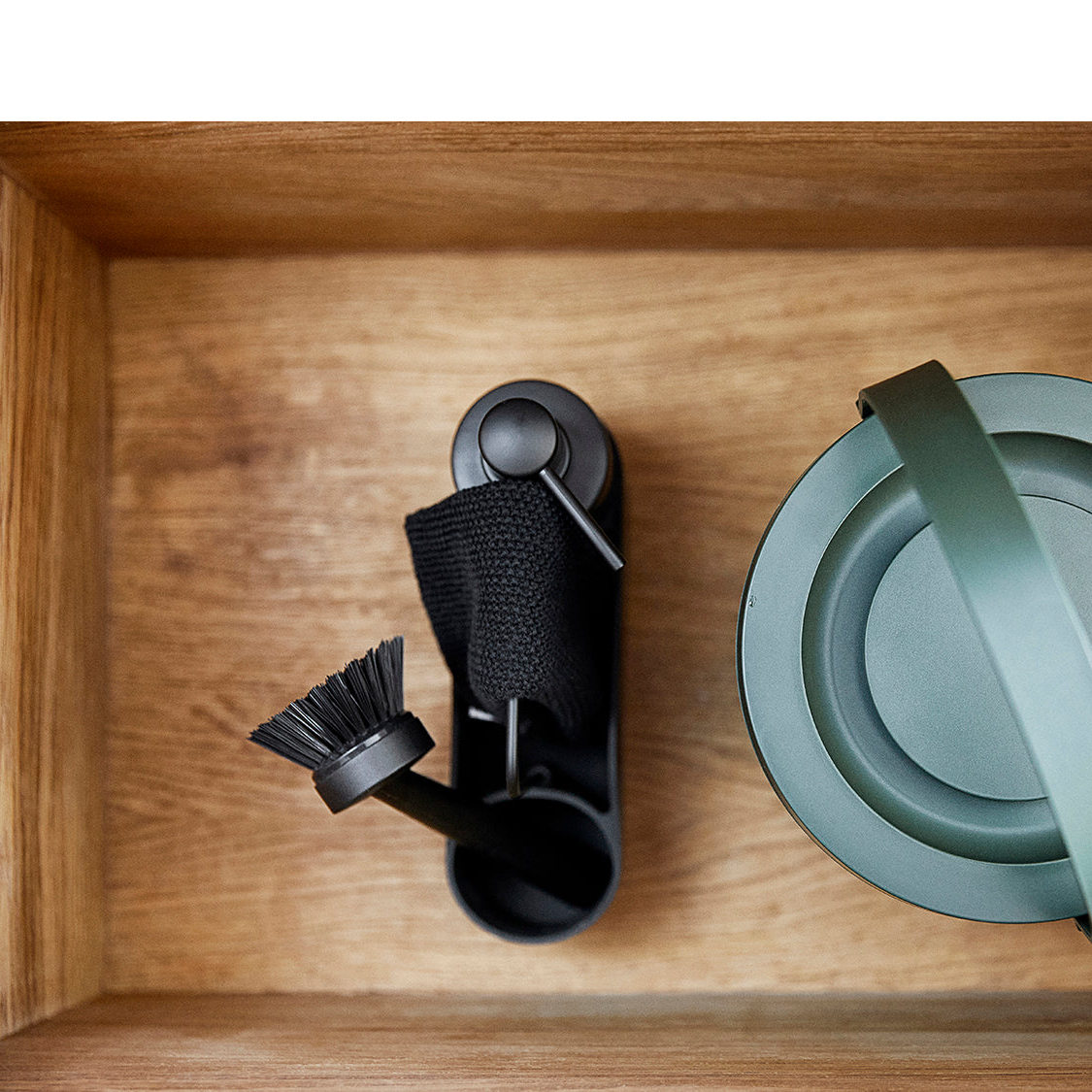 Oppvasksett Singles sett ovenfra med børste og silikonbeholder i bruk