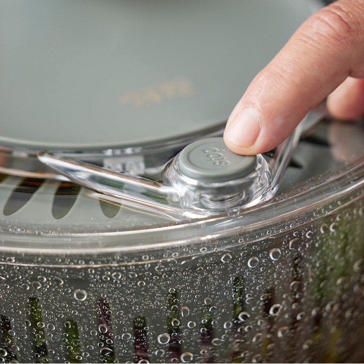 Nærbilde av stopp-knapp og sentrifugemekanisme på Harvest salatslynge