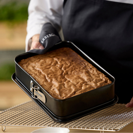 Rektangulær kakeform med ferdig bakt kake