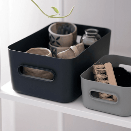 Koksgrå och grå SmartStore Comfort förvaringskärl med keramik och städborste på en hylla