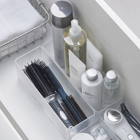 Stabelbare oppbevaringsbokser for plassbesparende lagring.