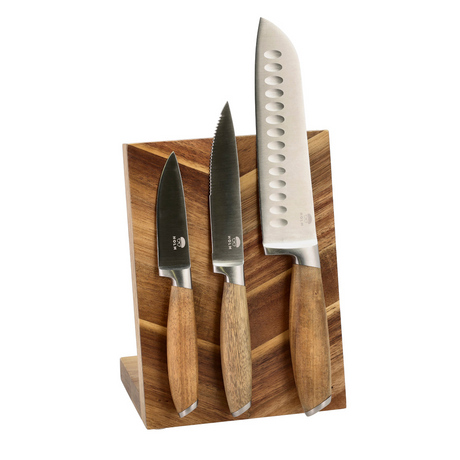 kjøkkenkniver festet på magnetisk knivblokk i naturtre