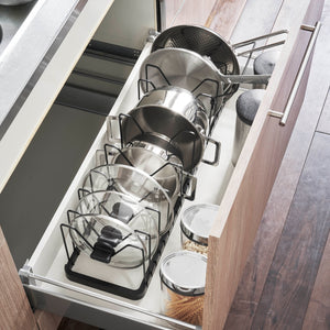 Justerbar lokkholder i sort metall til kjøkkenorganisering.