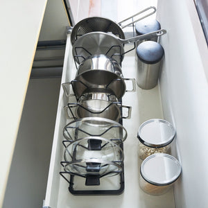 Metallholder for lokk og panner – justerbar og plassbesparende.