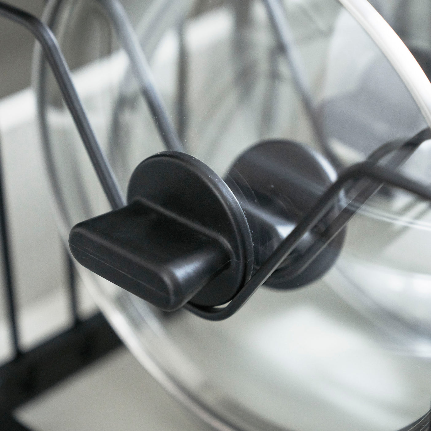 Sort kjøkkenorganisator til stekepanner og bakebrett.

