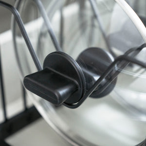 Sort kjøkkenorganisator til stekepanner og bakebrett.

