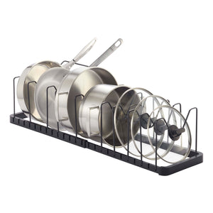 Smart oppbevaring av kjøkkenutstyr med sort metallholder