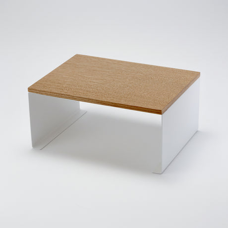 Kjøkkenhylle med treplate brukt til kopper og krydderglass.