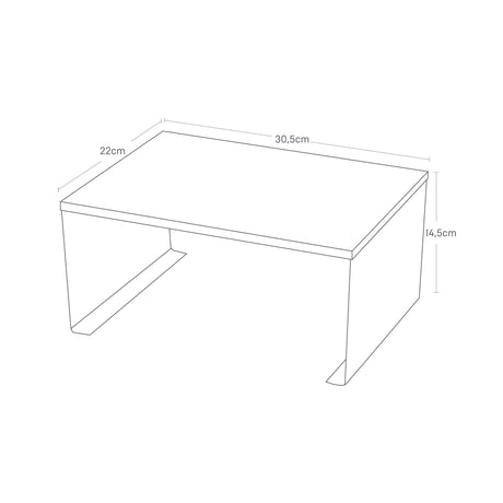 Kjøkkenbenk med stabelbare hyller i hvitt og tre.