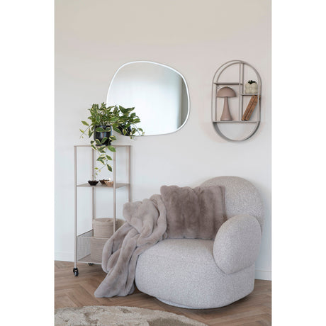 Nærbilde av Galena pledd i beige kunstpels brukt i lenestol