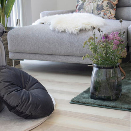 Ekte lammeskinn i varm hvit tone som gir rommet en ren og rolig atmosfære.