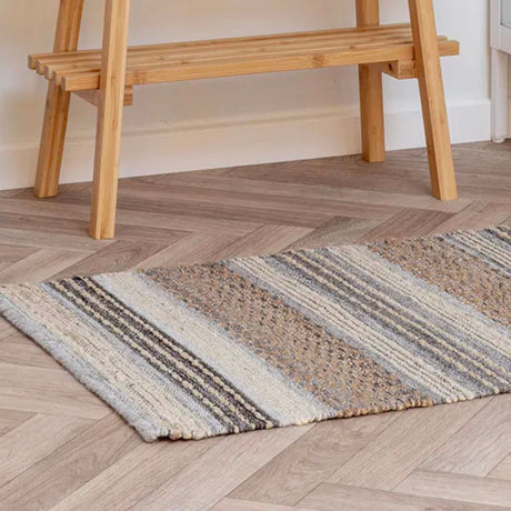 House Nordic Morena matte i jordnære striper, vevd entréteppe i ullmiks med naturlige fargetoner for nordisk og moderne stil.