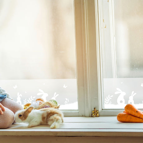 Vindusfolie med kaninmotiv kombinert med naturlig dagslys for en harmonisk stemning.