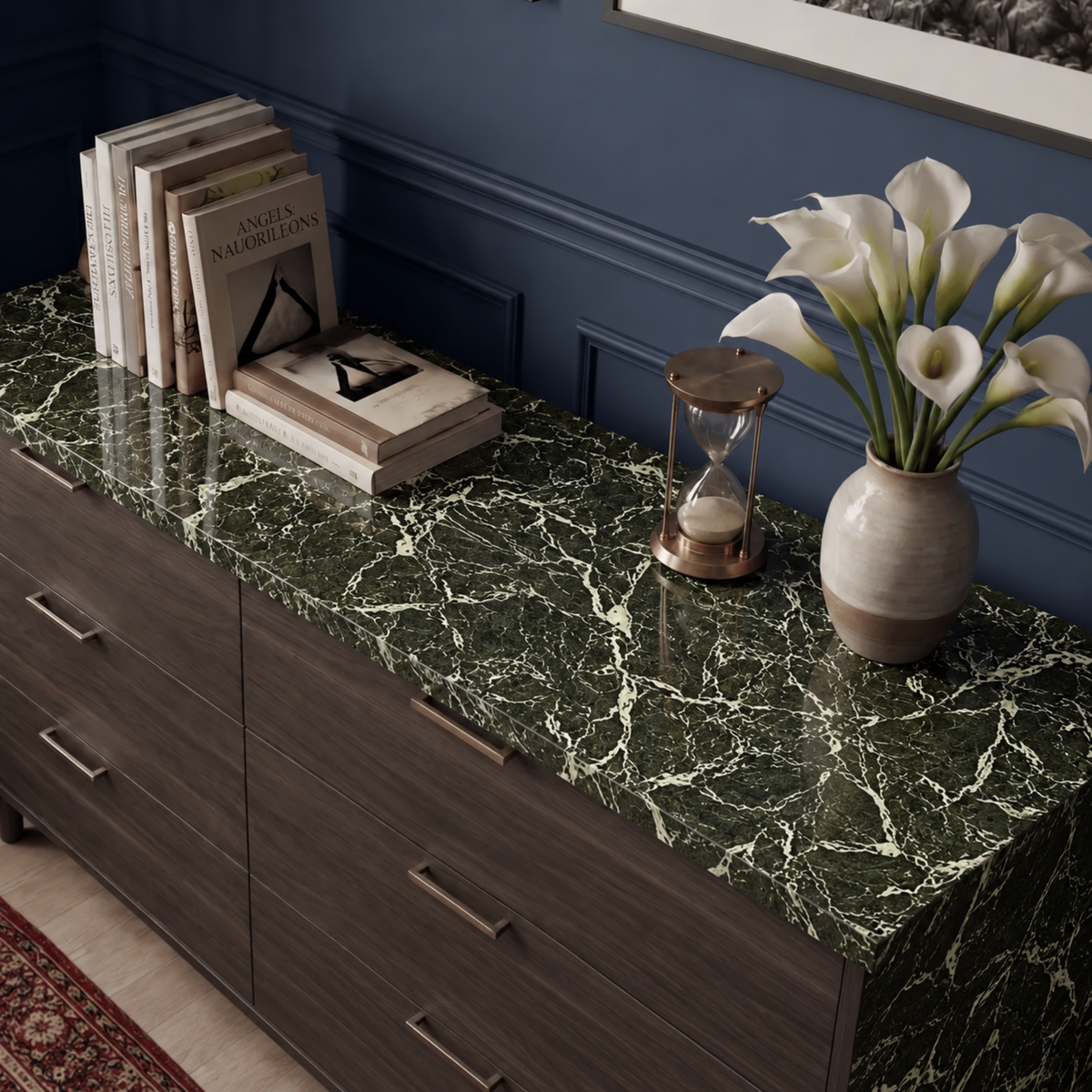 Skjenk med topp i Heritage marble emerald kontaktplast mot blå vegg, bøker og blomster