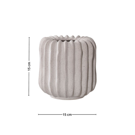 Kvadratisk bilde av potte i skulpturell form med grønne planter