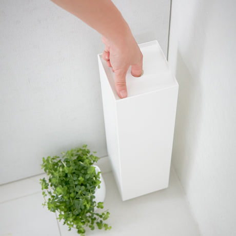 Stilrent toalettpapirstativ for et ryddig baderom.