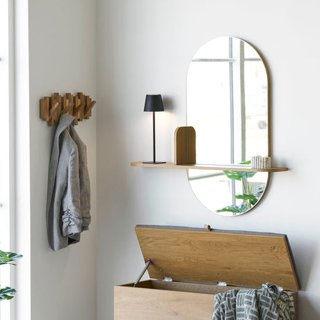 Stort speil med hylle som gir romfølelse og praktisk oppbevaring