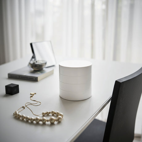 Elegant og minimalistisk smykkeboks med roterende skuffer.