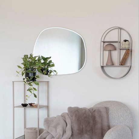 Oval vegghylle i stål brukt som dekorativ oppbevaring over sofa