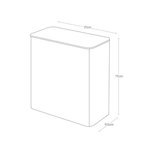 Person legger vaskemiddel i sort magnetboks på vaskerom.