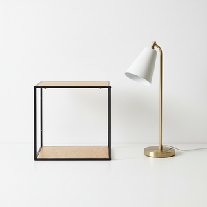 Kubehylle i sort og eikelook brukt som veggoppbevaring