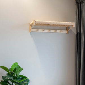 Hattehylle 78 x 31 cm med knagger i lyst tre