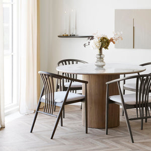 Botta vegghylle brun montert i spisestue, brukt til vase og dekor over bord