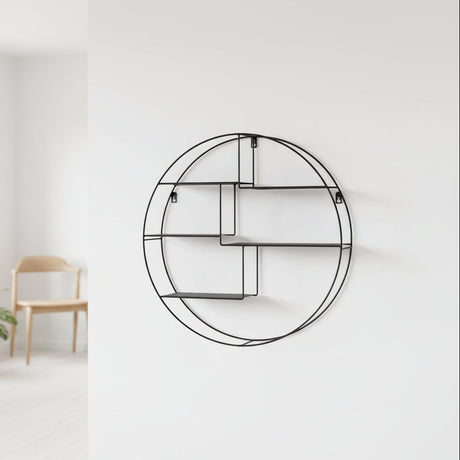 Genk rund vegghylle i sort stål 47 cm montert på lys vegg
