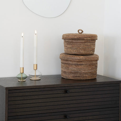 Desio kurver med lokk plassert på gulv i lyst interiør