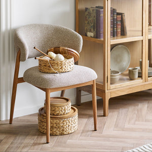 Oppbevaringskurv plassert ved stol i stue