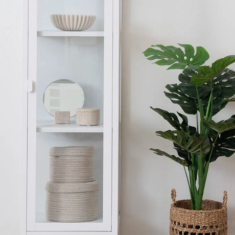 Rund beholder med lokk, perfekt for småting i hjemmet.