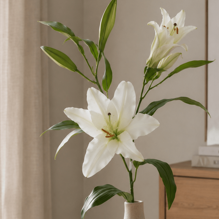 Kunstig hvit lilje med realistiske blomster og blader på grønn stilk. Nærbilde