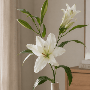Kunstig hvit lilje med realistiske blomster og blader på grønn stilk. Nærbilde