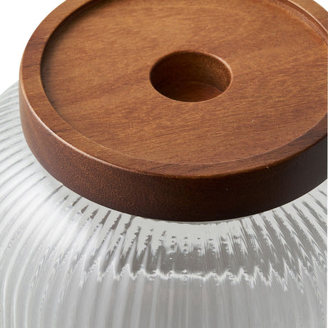 Glasskrukker med trelokk til kaffe, te og tørrvarer på kjøkkenet