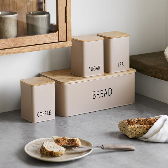 Beige kjøkkenbokser stylet på benk