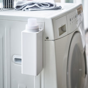 Magnetisk oppvaskmiddelflaske i hvitt plastmateriale på kjøkken.