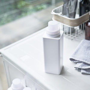 Hvit magnetisk flaske for oppbevaring av såpe eller vaskemiddel.