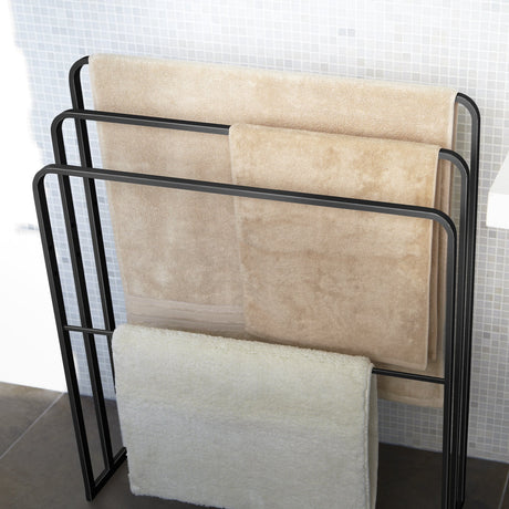 Stabilt metallstativ for oppbevaring av håndklær.