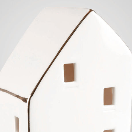 Närbild av det höga keramikhuset som visar detaljer på ytan och fönstrena.